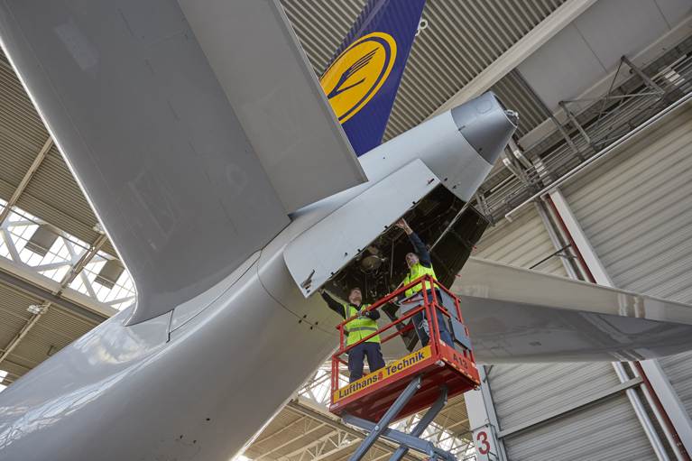 Tareas de revisión y mantenimiento  en la APU del Airbus A350 en las instalaciones del Lufthansa Technik